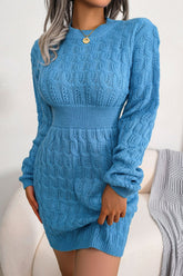 Langärmliges Mini-Pulloverkleid mit Zopfmuster